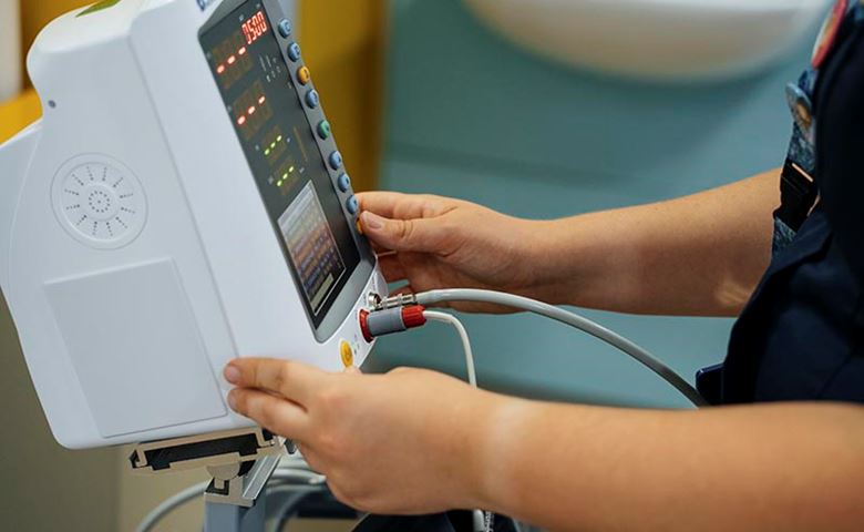 MSI UK nurse using a scan monitor